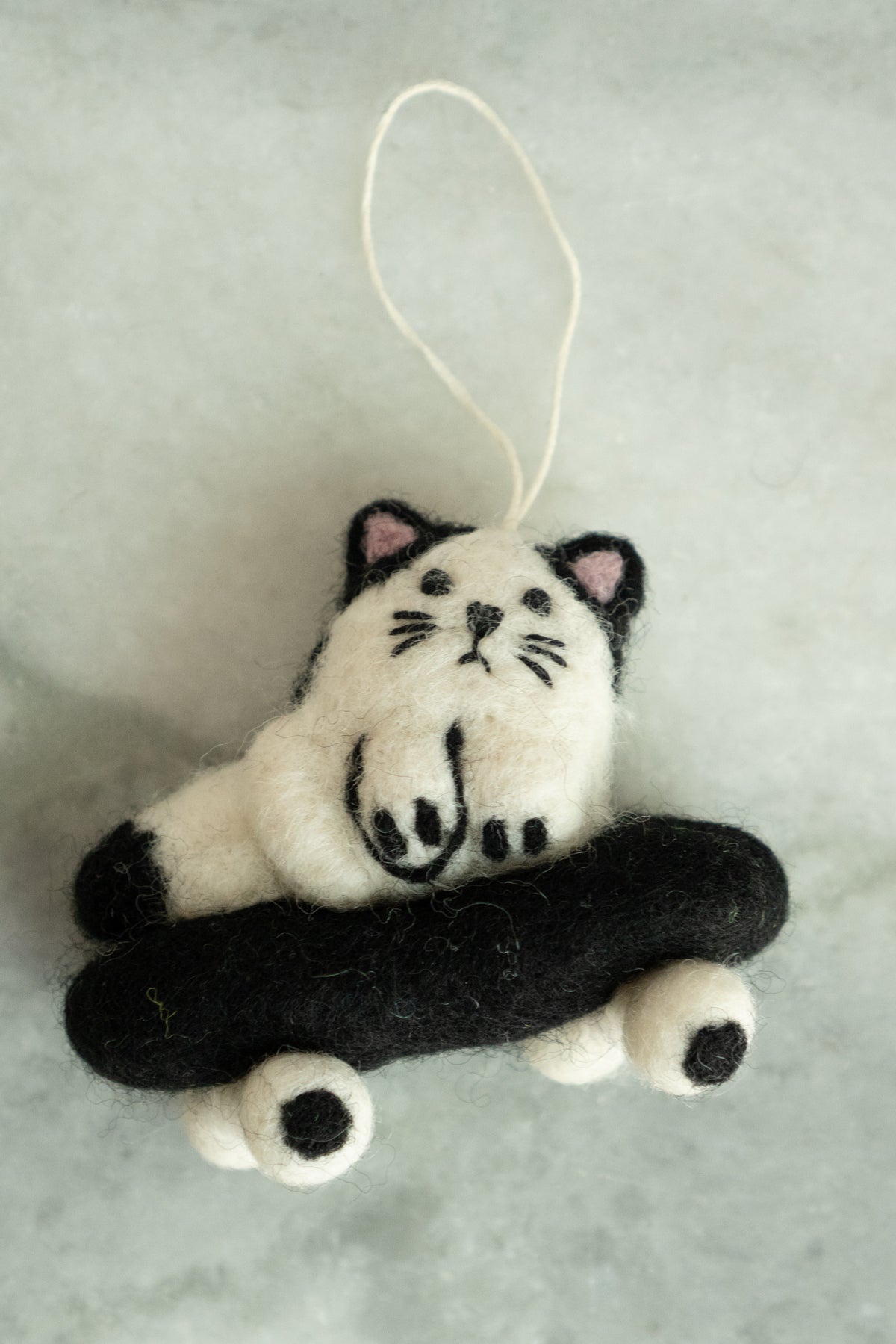 Ornement en Laine Feutrée 'Sk8 Cat'
